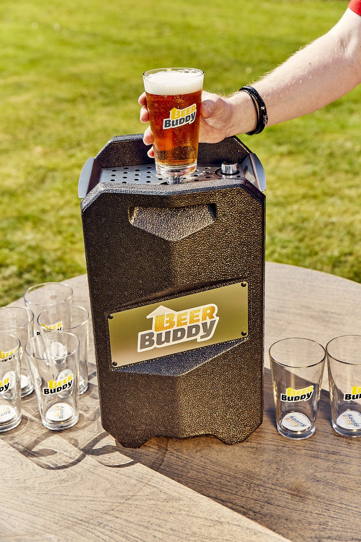 Beer Buddy Version 2023 Bottoms Up Beer Zapfanlage mobil, da ohne Strom. Für alle 5 Liter Partyfässer. Starterpaket inklusive Mehrwegbecher, Co2 Kapseln und Magneten.